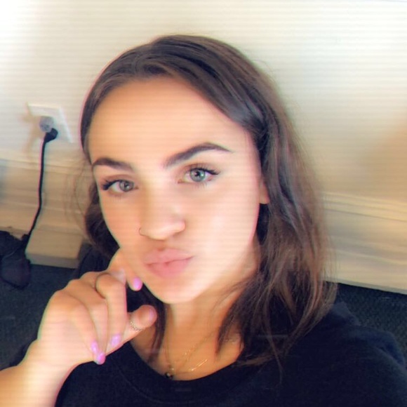 Meet your Posher, Hannah - Picture 1 of 1